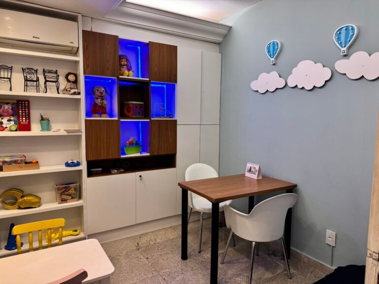 Sala preparada para terapia individual no Damaceno Espaço Terapêutico