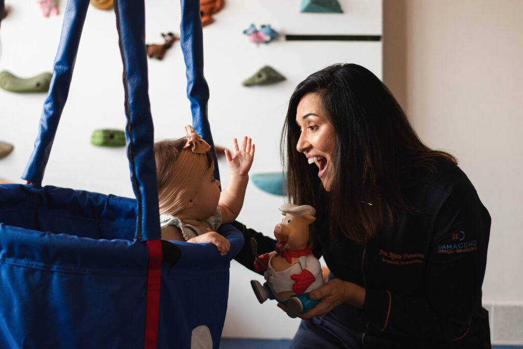 Rejane Damaceno em atendimento terapêutico infantil