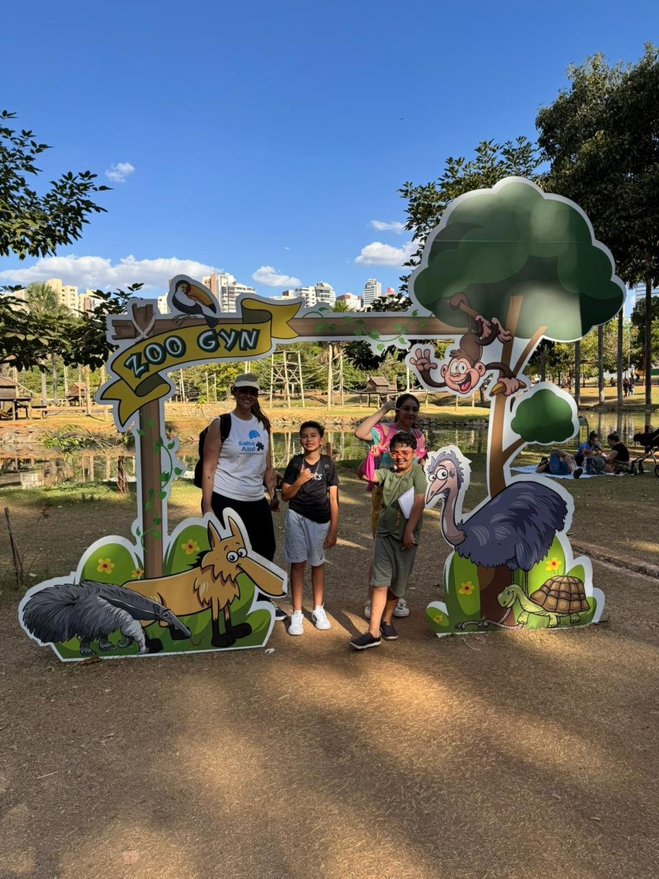 Participantes do grupo durante visita ao zoológico